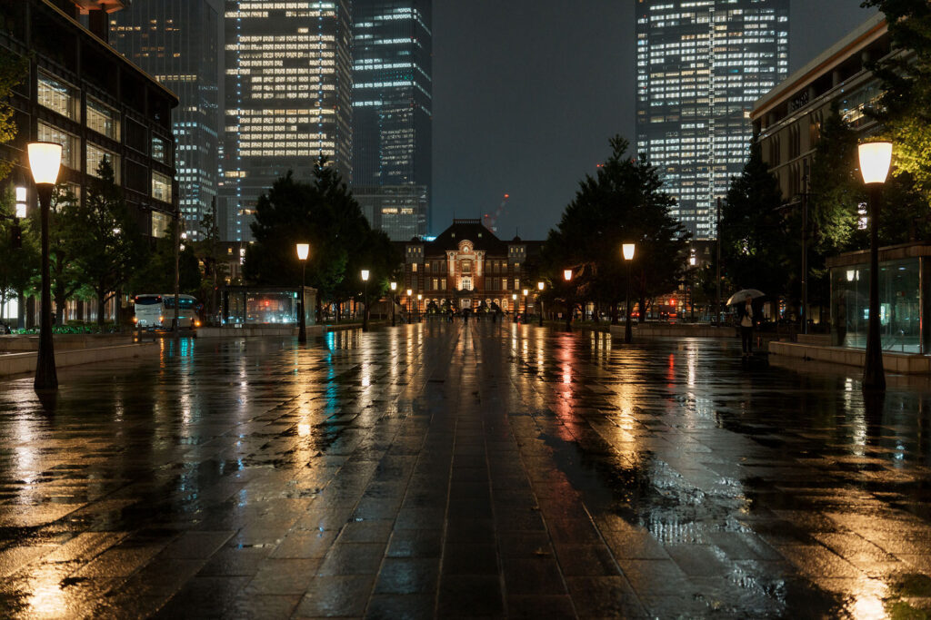 Tamron 35-100mm F/2.8 Di III VXD (Model A078) in an urban night scene.