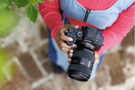 Versatile 35-100mm F/2.8 Lens for Sony Cameras High-quality Tamron 35-100mm F/2.8 Di III VXD lens for Sony mirrorless cameras. Perfect for portrait.