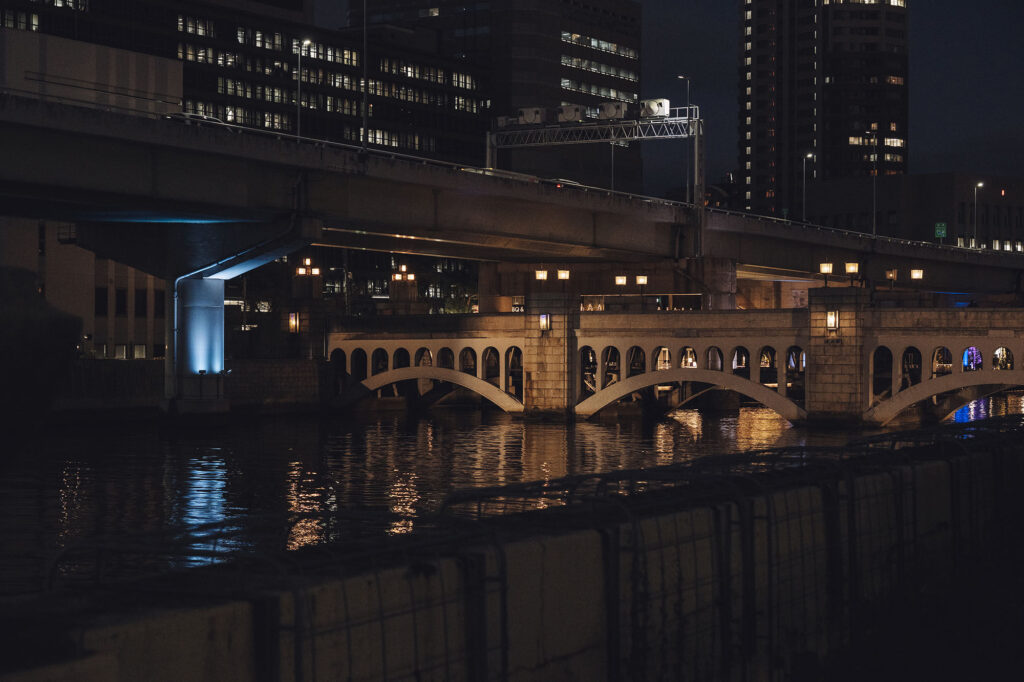 Night cityscape with illuminated bridge and modern buildings in Melbourne, Australia.